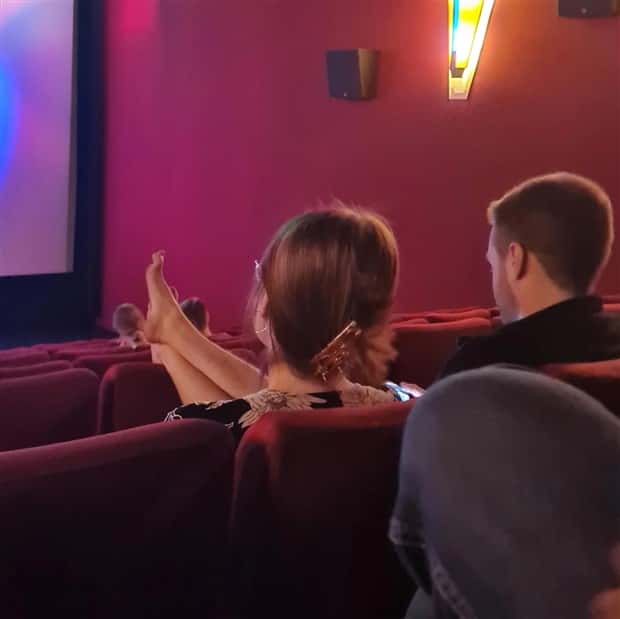 feet in public 6 People Showing Off Their Feet in Public (27 photos)