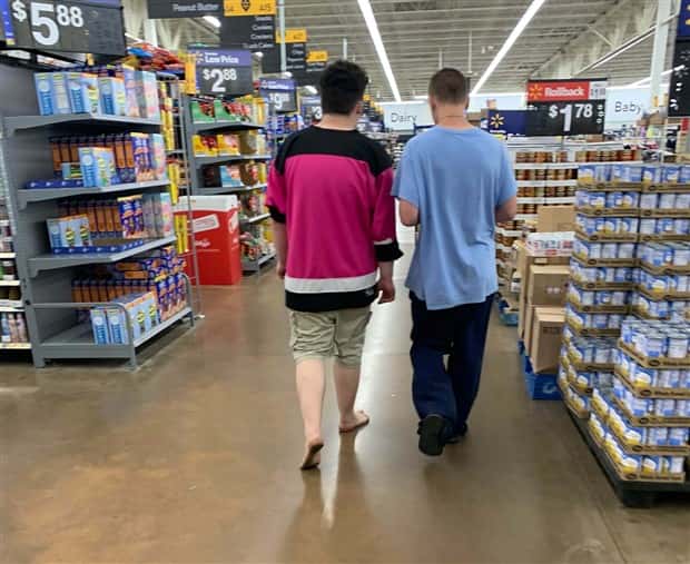 feet in public 7 People Showing Off Their Feet in Public (27 photos)