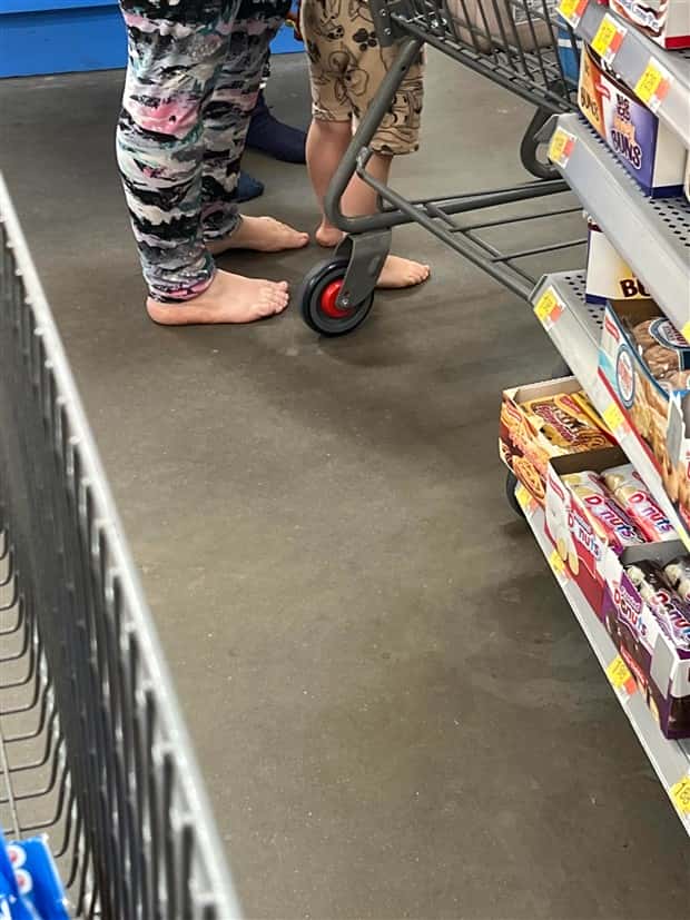 feet in public 8 People Showing Off Their Feet in Public (27 photos)