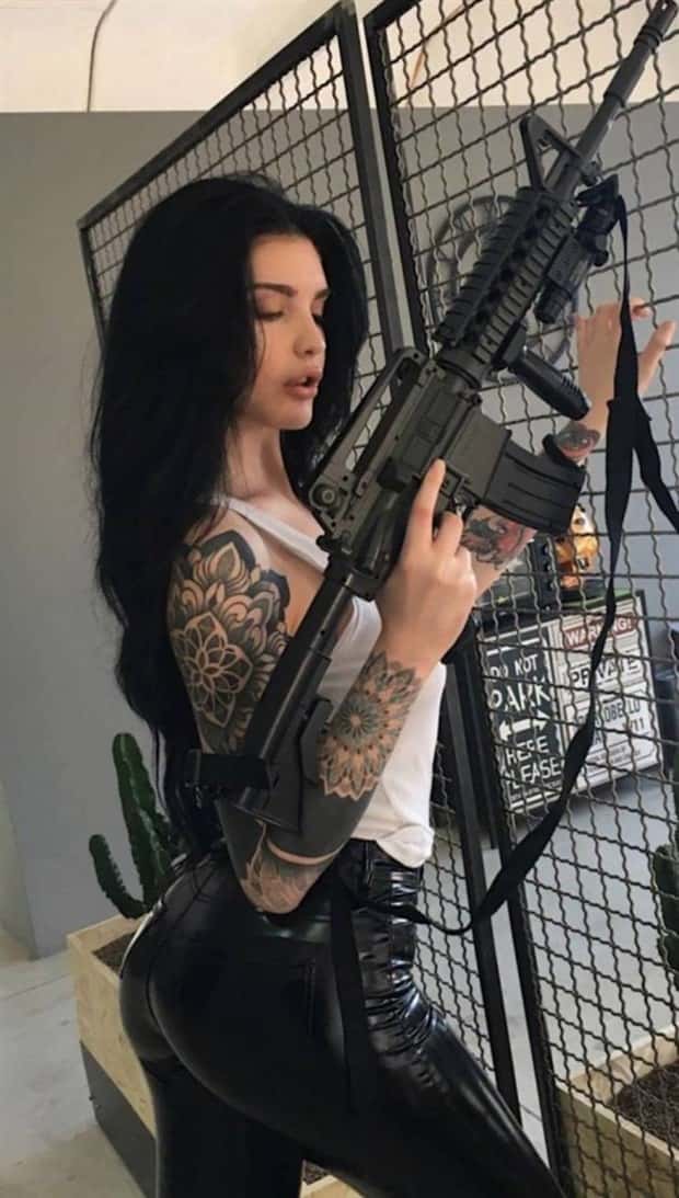 girls with guns 2 Hot Girls with Guns #15 (21 photos)