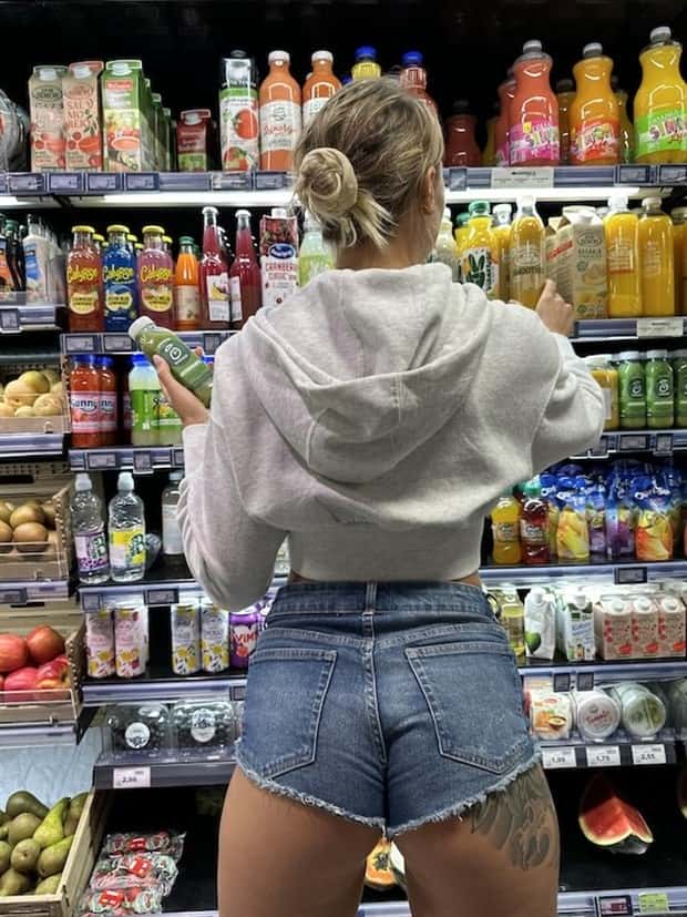 hot girls shopping 22 Hot Girls in Shopping #2 (22 photos)