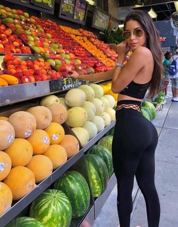 hot girls shopping 3 Hot Girls in Shopping #2 (22 photos)