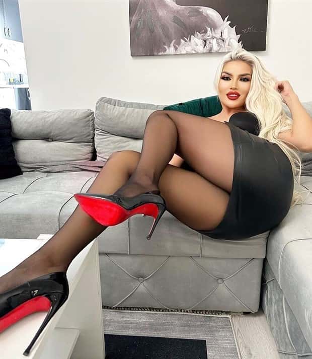 sexy red lips 5 Hot Girls with Red Lips #26 (25 photos)