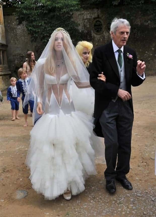 Wonderfully Eccentric Russian Wedding Photos (40 photos)