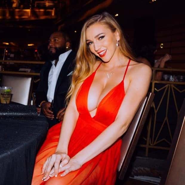 girls in red 20 Hot Girls Love Wearing Red #9 (20 photos)