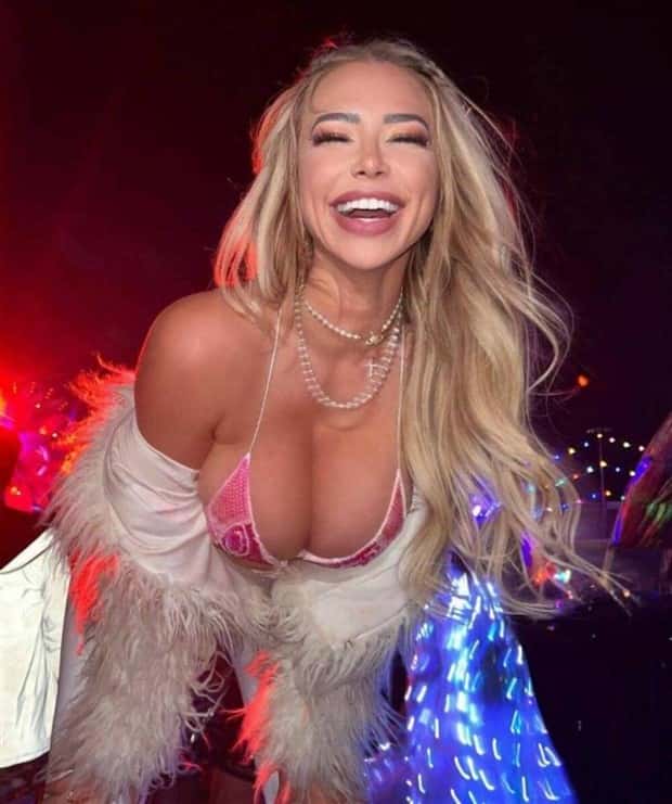 Hot Girls with Disarming Smile #7 (20 photos)