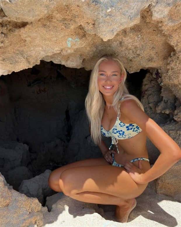 Hot Girls with Disarming Smile #7 (20 photos)