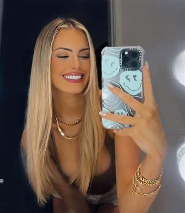 Hot Girls with Disarming Smile #7 (20 photos)