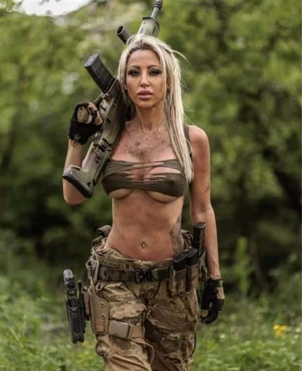 Hot Girls with Guns #16 (20 photos)