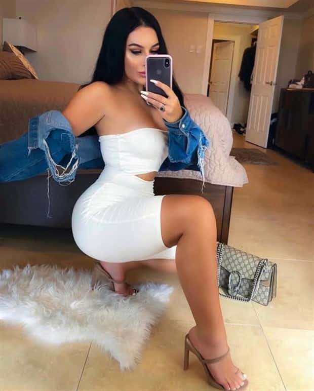 Hot Girls Taking a Selfie #7 (23 photos)