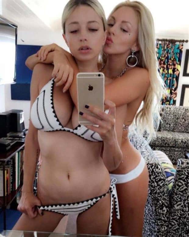 Hot Girls Taking a Selfie #7 (23 photos)