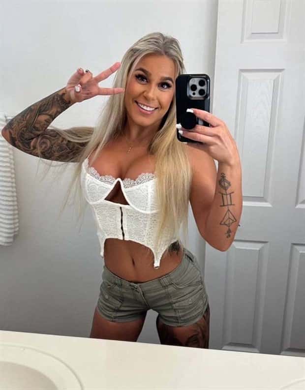 Hot Girls Taking a Selfie #7 (23 photos)