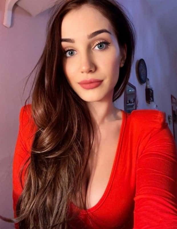 girls in red 3 Hot Girls Love Wearing Red #10 (23 photos)