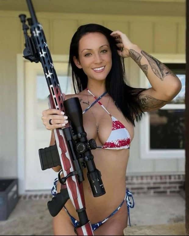 Hot Girls with Guns #17 (24 photos)