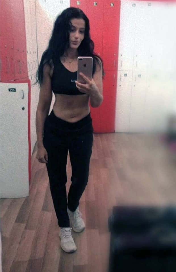 Hot Girls Taking a Selfie #8 (22 photos)