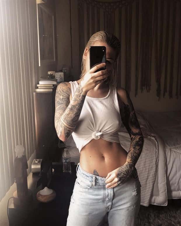 Hot Girls Taking a Selfie #8 (22 photos)