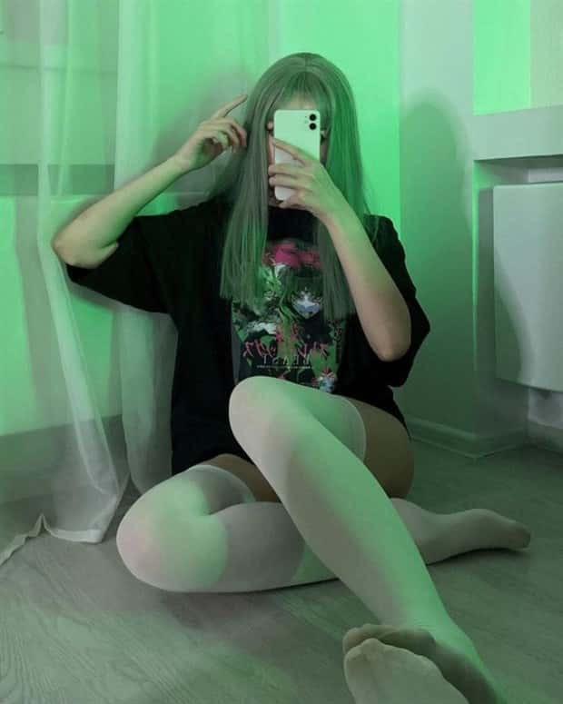 Hot Girls Taking a Selfie #8 (22 photos)