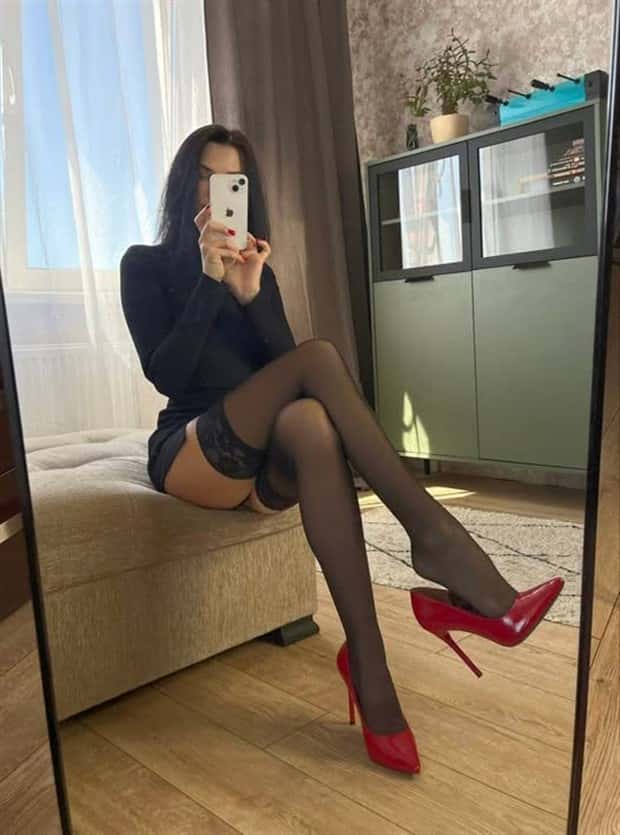 Hot Girls Taking a Selfie #8 (22 photos)