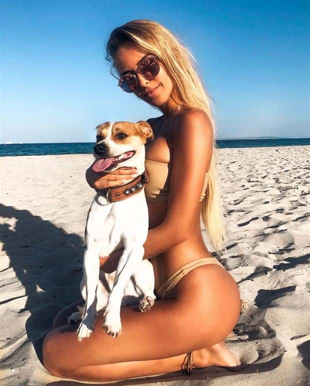 hot girls and dogs 12 Hot Girls With Dogs (30 photos)