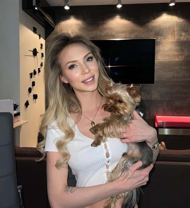 hot girls and dogs 13 Hot Girls With Dogs (30 photos)