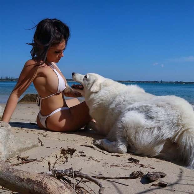 hot girls and dogs 15 Hot Girls With Dogs (30 photos)