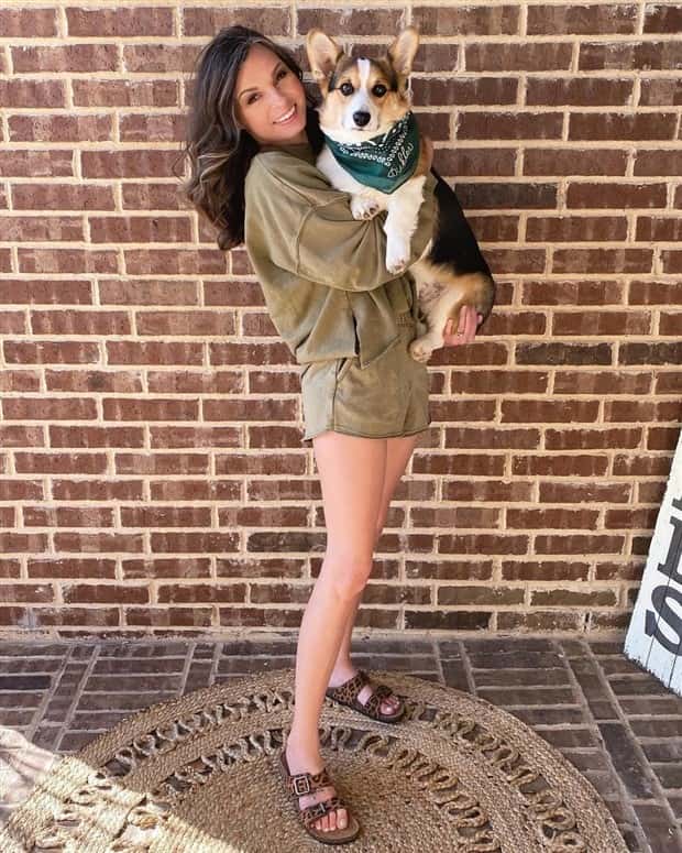 hot girls and dogs 17 Hot Girls With Dogs (30 photos)
