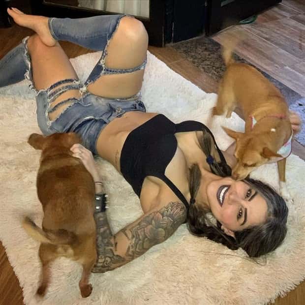 hot girls and dogs 18 Hot Girls With Dogs (30 photos)