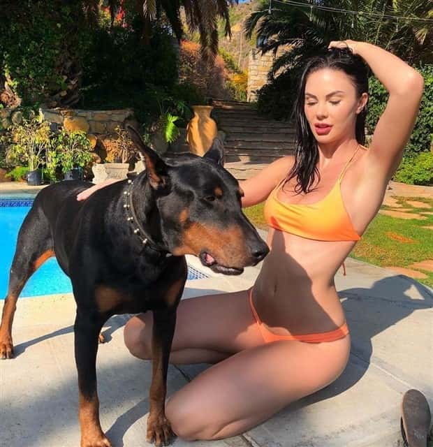 hot girls and dogs 19 Hot Girls With Dogs (30 photos)