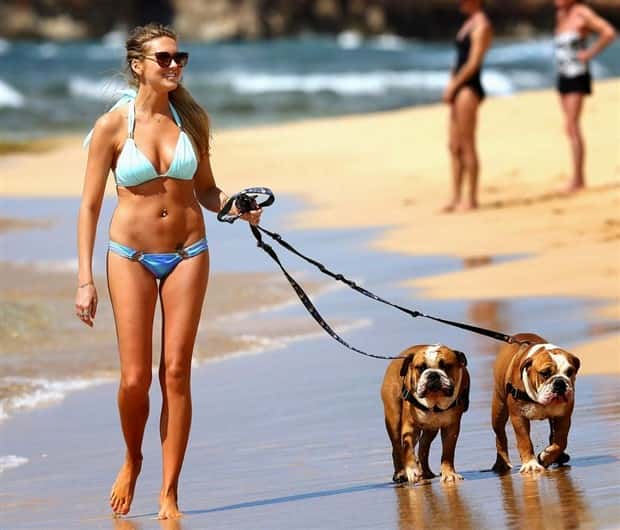 hot girls and dogs 2 Hot Girls With Dogs (30 photos)