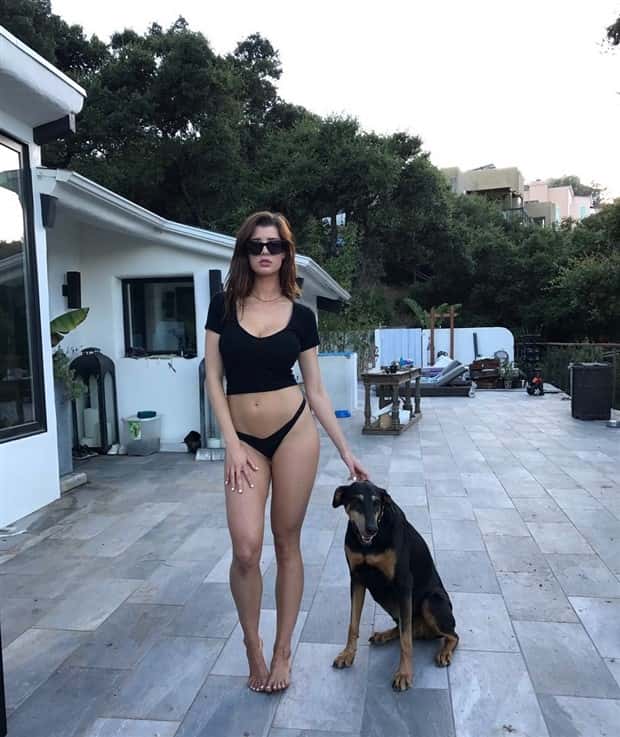 hot girls and dogs 25 Hot Girls With Dogs (30 photos)