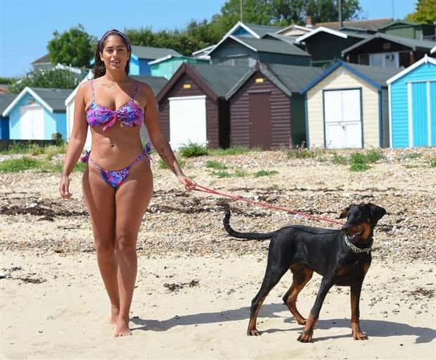 hot girls and dogs 26 Hot Girls With Dogs (30 photos)