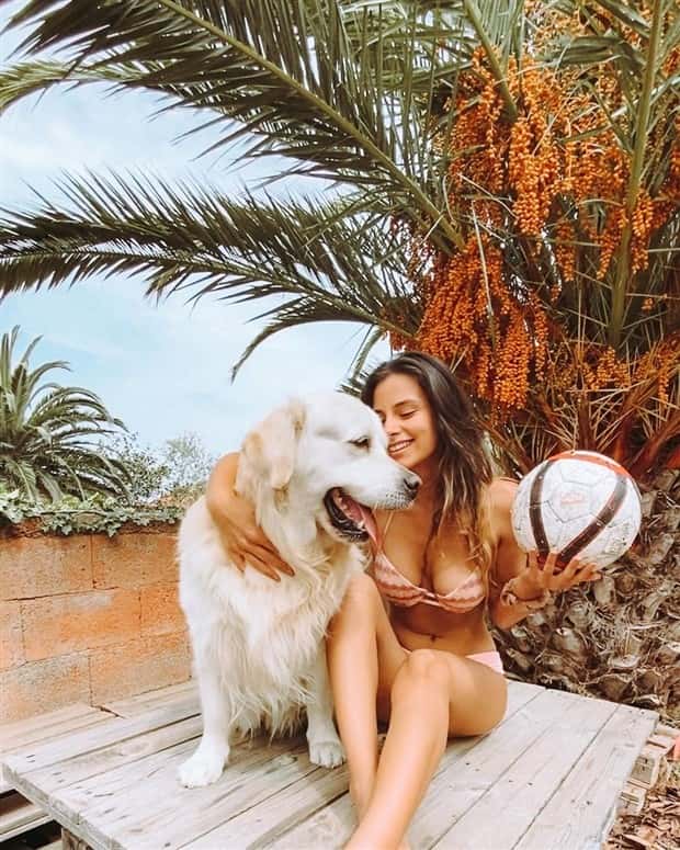 hot girls and dogs 27 Hot Girls With Dogs (30 photos)