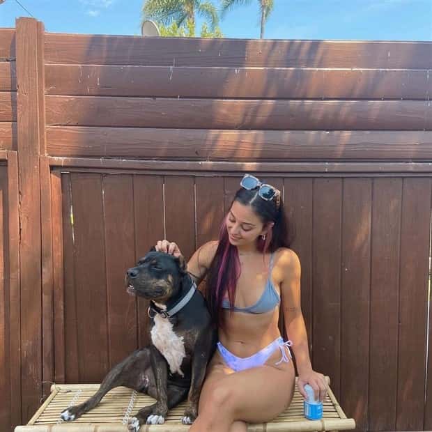 hot girls and dogs 28 Hot Girls With Dogs (30 photos)