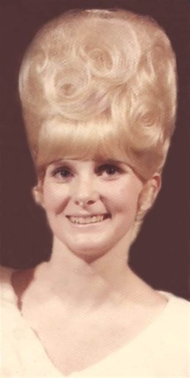 1960s hairstyles 1 1960s Hairstyles That Can Stay Retired (25 photos)