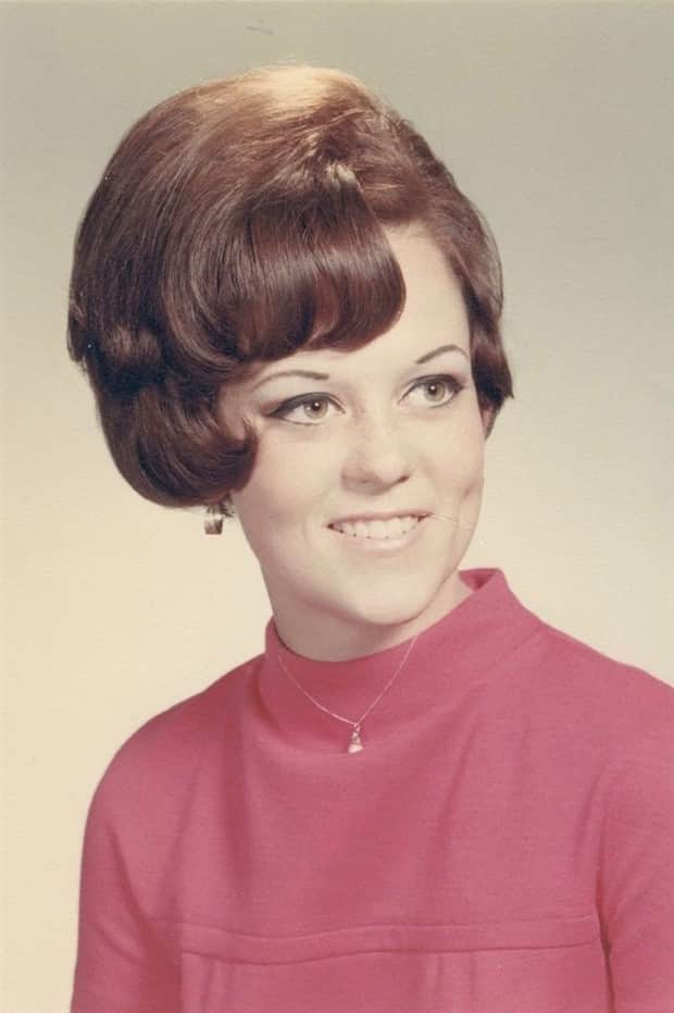 1960s hairstyles 17 1960s Hairstyles That Can Stay Retired (25 photos)