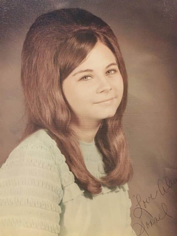 1960s hairstyles 18 1960s Hairstyles That Can Stay Retired (25 photos)