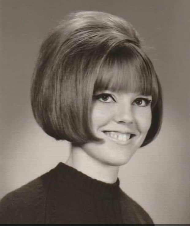 1960s hairstyles 22 1960s Hairstyles That Can Stay Retired (25 photos)