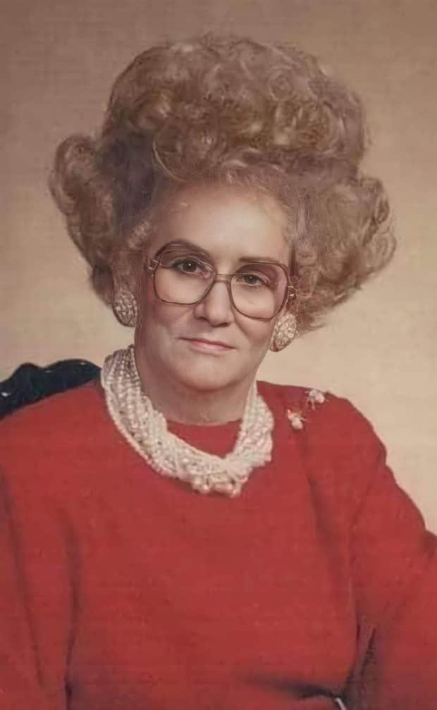 1960s hairstyles 9 1960s Hairstyles That Can Stay Retired (25 photos)