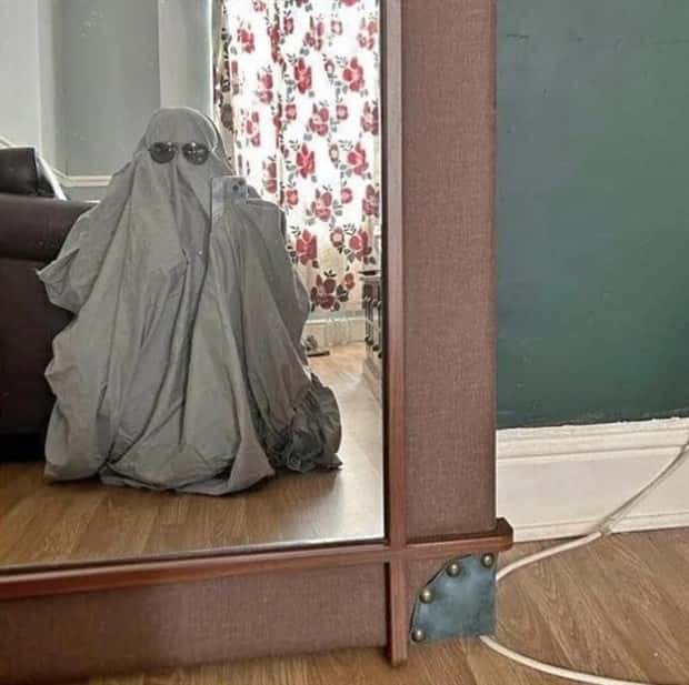 Mirror Selfie Fails That Reflect Chaos (18 photos)