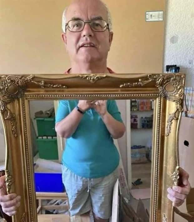 Mirror Selfie Fails That Reflect Chaos (18 photos)
