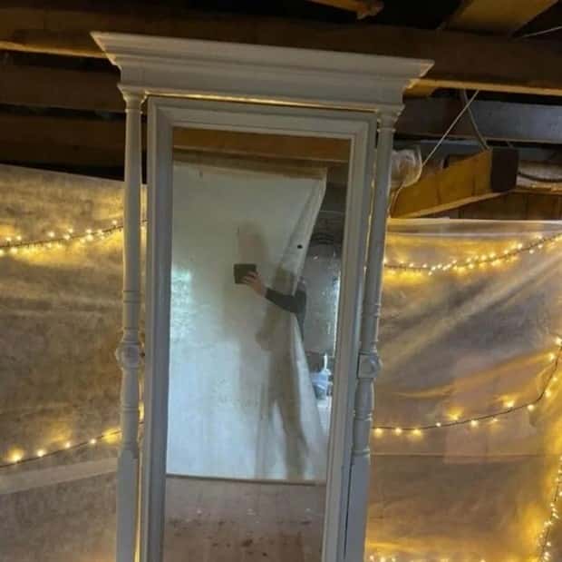 Mirror Selfie Fails That Reflect Chaos (18 photos)