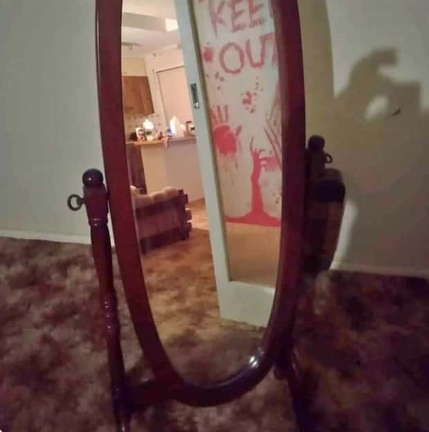 Mirror Selfie Fails That Reflect Chaos (18 photos)