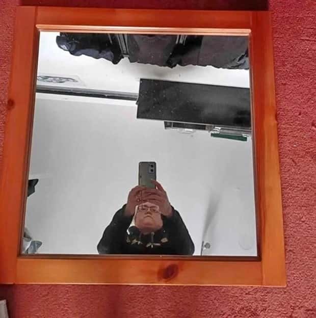 Mirror Selfie Fails That Reflect Chaos (18 photos)