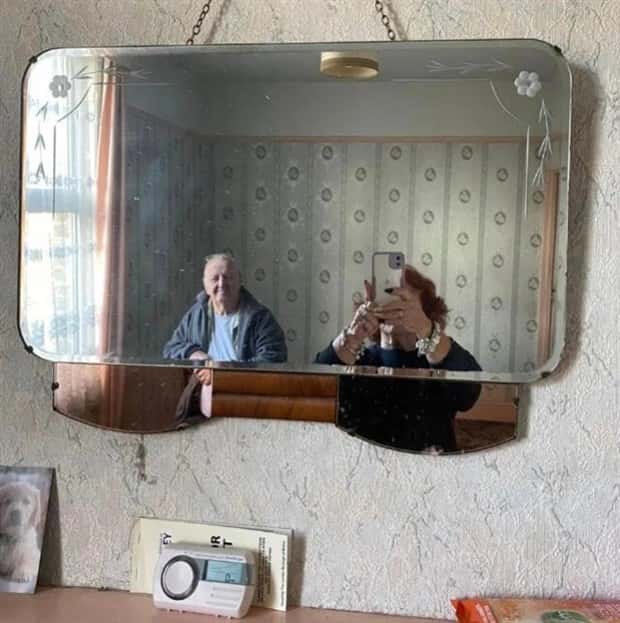 Mirror Selfie Fails That Reflect Chaos (18 photos)