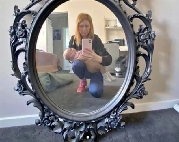 Mirror Selfie Fails That Reflect Chaos (18 photos)