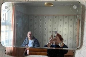 Mirror Selfie Fails That Reflect Chaos (18 photos)