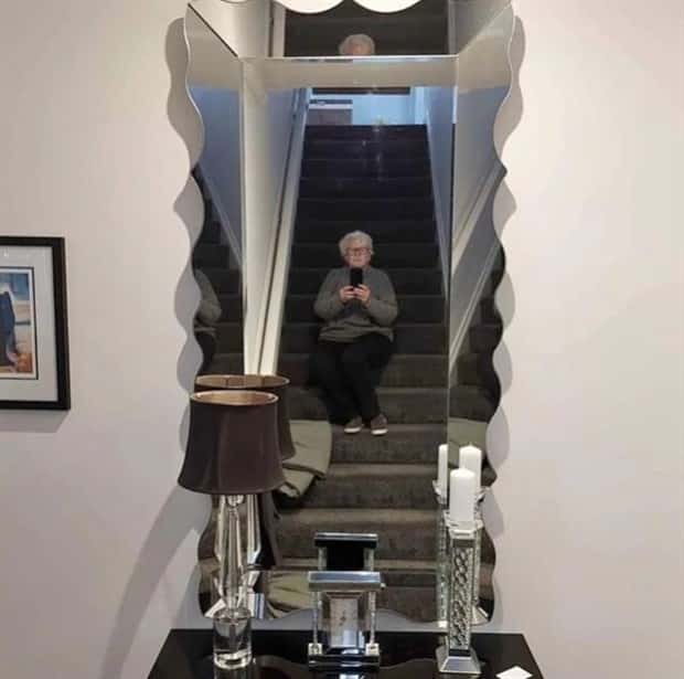 Mirror Selfie Fails That Reflect Chaos (18 photos)