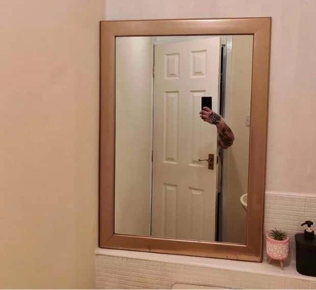 Mirror Selfie Fails That Reflect Chaos (18 photos)
