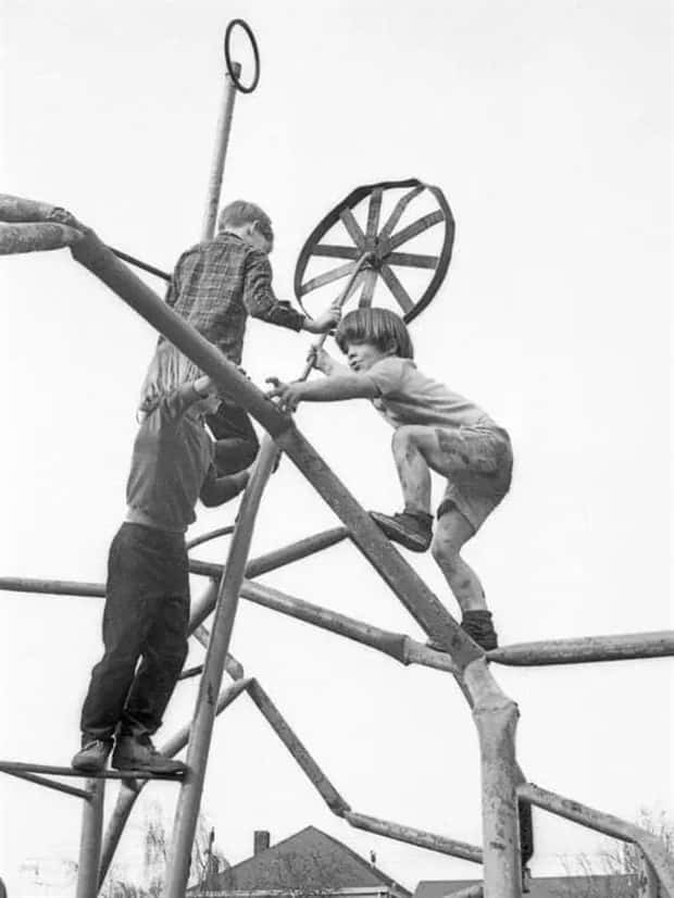 shocking vintage playgrounds 12 Vintage Playgrounds That Shock Today (30 photos)