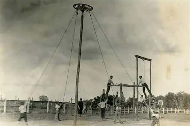 shocking vintage playgrounds 16 Vintage Playgrounds That Shock Today (30 photos)
